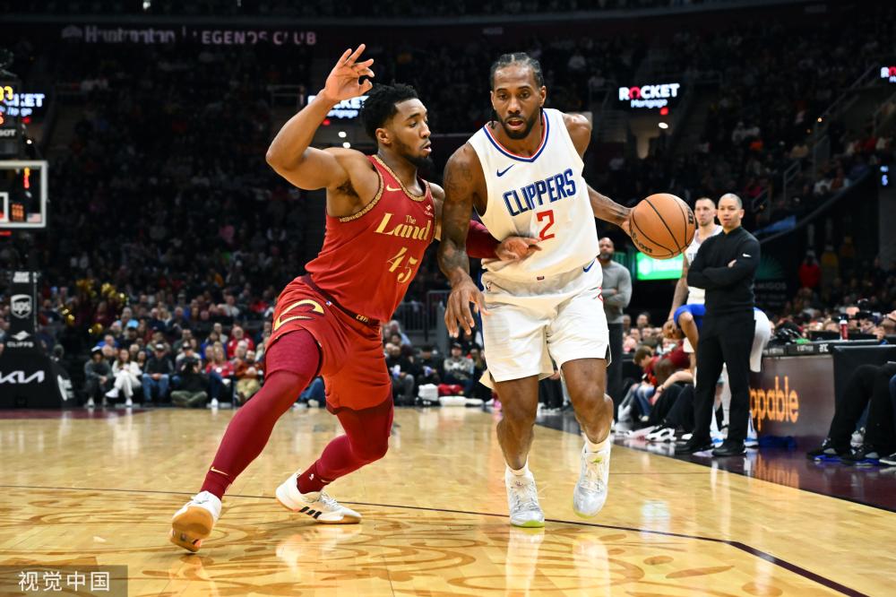 并提升了球 并提升了球